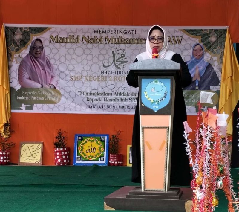 Kepsek SMPN 2 Kota Ternate, saat beri sambutan pada Maulid Nabi SAW, 1447 H