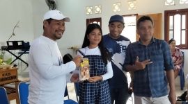 Sekertaris DPW PAN Malut, Jamrud H. Wahab, saat menyerahkan santunan ke salah satu penerima 