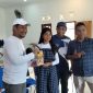 Sekertaris DPW PAN Malut, Jamrud H. Wahab, saat menyerahkan santunan ke salah satu penerima 