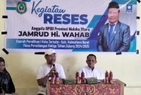 Anggota DPRD Malut, Jamrud H. Wahab di dampingi Lurah Foramadiahi, saat gelar reses