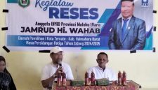 Anggota DPRD Malut, Jamrud H. Wahab di dampingi Lurah Foramadiahi, saat gelar reses