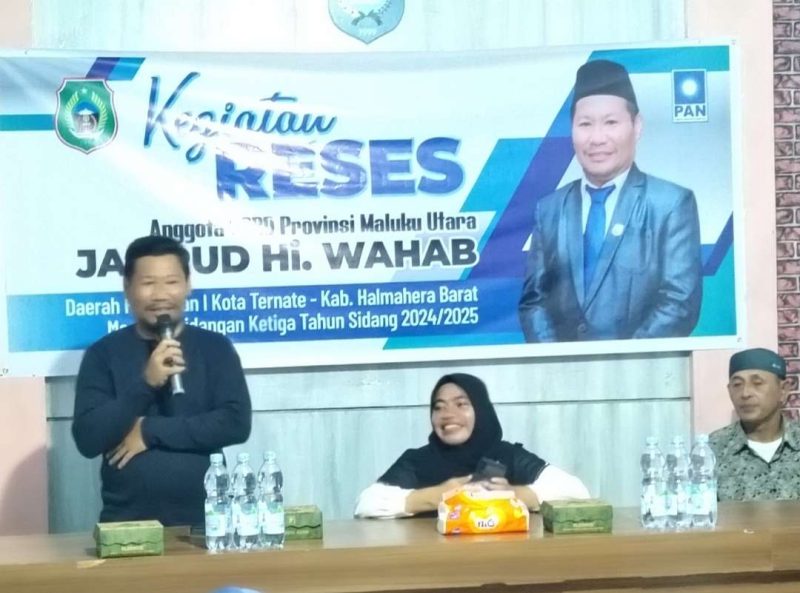 Anggota DPRD Malut, Jamrud H. Wahab di dampingi Lurah Mangga Dua dan ketua LPM, saat reses