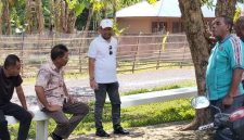 Jamrud H. Wahab bersama sejumlah tokoh masyarakat Tadenas 