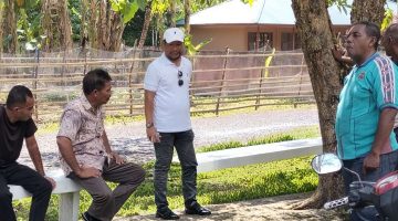 Jamrud H. Wahab bersama sejumlah tokoh masyarakat Tadenas 