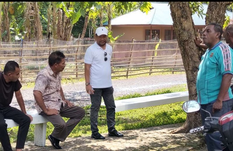 Jamrud H. Wahab bersama sejumlah tokoh masyarakat Tadenas 