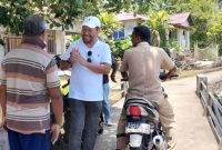 Ketua Fraksi API DPRD Malut, Jamrud H. Wahab, pantau langsung kondisi jalan dan jembatan di RT. 03 Kelurahan Tadenas 