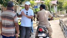 Ketua Fraksi API DPRD Malut, Jamrud H. Wahab, pantau langsung kondisi jalan dan jembatan di RT. 03 Kelurahan Tadenas 