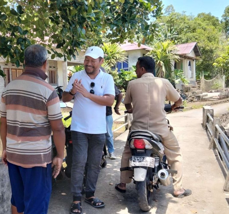 Ketua Fraksi API DPRD Malut, Jamrud H. Wahab, pantau langsung kondisi jalan dan jembatan di RT. 03 Kelurahan Tadenas 