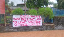 Spanduk Protes Untuk Gubernur Sherly Tjoanda Laos