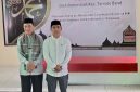 Camat Tebar (kiri) bersama Al-ustadz, H. Lukman Hatari, S.Ag., M.PdI