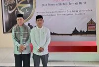 Camat Tebar (kiri) bersama Al-ustadz, H. Lukman Hatari, S.Ag., M.PdI