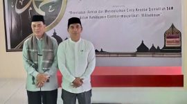 Camat Tebar (kiri) bersama Al-ustadz, H. Lukman Hatari, S.Ag., M.PdI