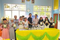 Penyerahan buku Iqroh dan Al-Qur'an oleh Moh. Akbar Mangoda kepada pihak MIS HAS Daruba 