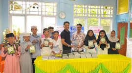 Penyerahan buku Iqroh dan Al-Qur'an oleh Moh. Akbar Mangoda kepada pihak MIS HAS Daruba 