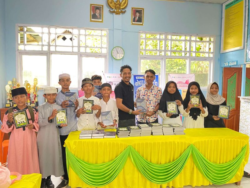 Penyerahan buku Iqroh dan Al-Qur'an oleh Moh. Akbar Mangoda kepada pihak MIS HAS Daruba 