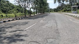 Kondisi Rias Jalan utama Ibu Kota Provinsi Maluku Utara, arah menuju Kantor Gubernur 