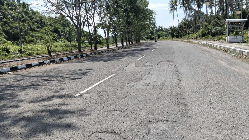 Kondisi Rias Jalan utama Ibu Kota Provinsi Maluku Utara, arah menuju Kantor Gubernur 