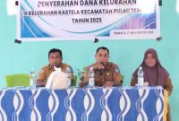 Kasubag Perencanaan dan Keuangan Kecamatan Pulau Ternate (kanan), Lurah Kastela (tengah) dan Bendahara Kelurahan Kastela (kiri), giat penyerahan DK 
