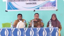 Kasubag Perencanaan dan Keuangan Kecamatan Pulau Ternate (kanan), Lurah Kastela (tengah) dan Bendahara Kelurahan Kastela (kiri), giat penyerahan DK 