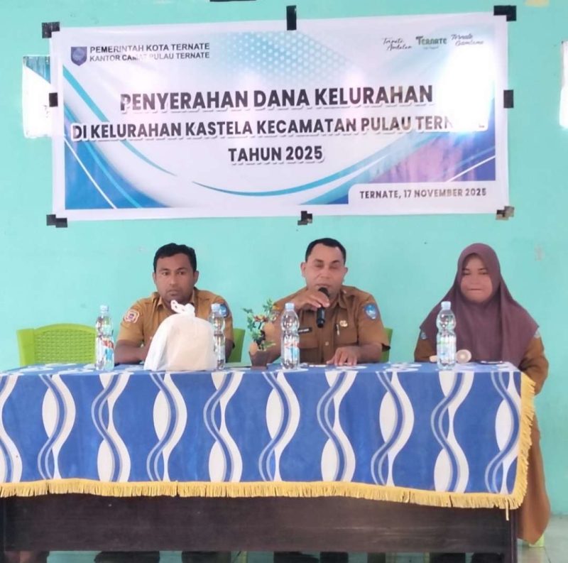Kasubag Perencanaan dan Keuangan Kecamatan Pulau Ternate (kanan), Lurah Kastela (tengah) dan Bendahara Kelurahan Kastela (kiri), giat penyerahan DK 