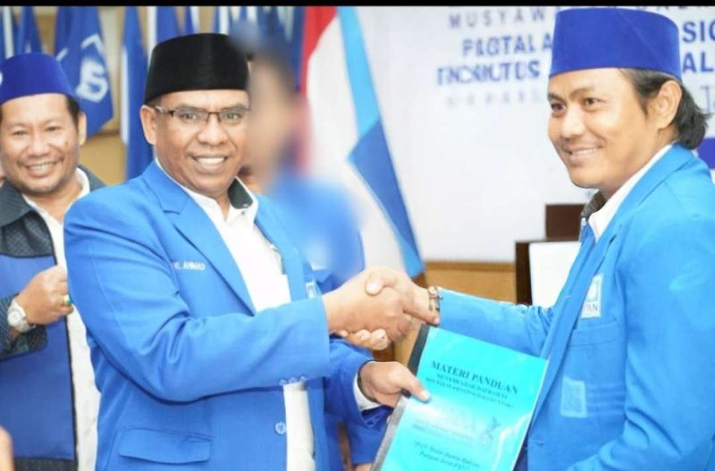 Penyerahan Berita Acara Musda ke-VI DPD PAN, oleh Ketwil PAN Malut kepada Formatur tunggal Ketua DPD PAN Kota Ternate 