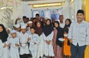 Foto bersama anak yatim dan muallaf pada doa akhir tahun di Rumah PAN Morotai 