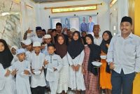 Foto bersama anak yatim dan muallaf pada doa akhir tahun di Rumah PAN Morotai 