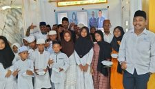 Foto bersama anak yatim dan muallaf pada doa akhir tahun di Rumah PAN Morotai 