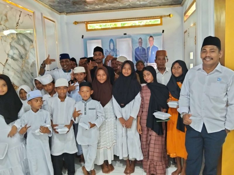 Foto bersama anak yatim dan muallaf pada doa akhir tahun di Rumah PAN Morotai 