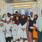 Foto bersama anak yatim dan muallaf pada doa akhir tahun di Rumah PAN Morotai 